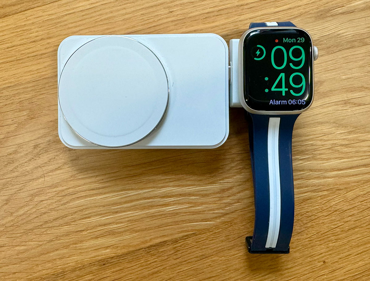 Alogic Matrix Ultimate power bank with Apple Watch charger