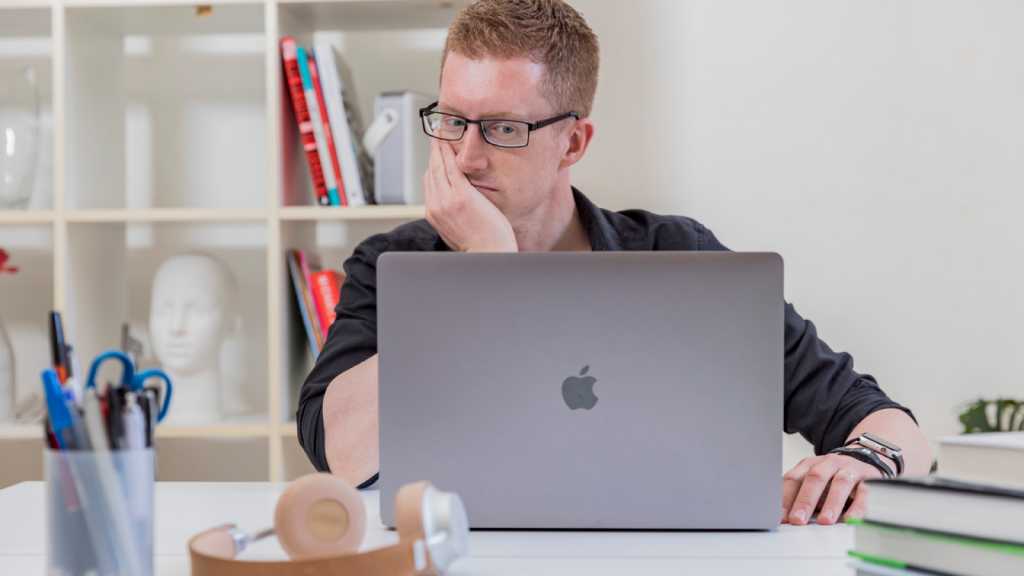 Hombre preocupado ante un MacBook
